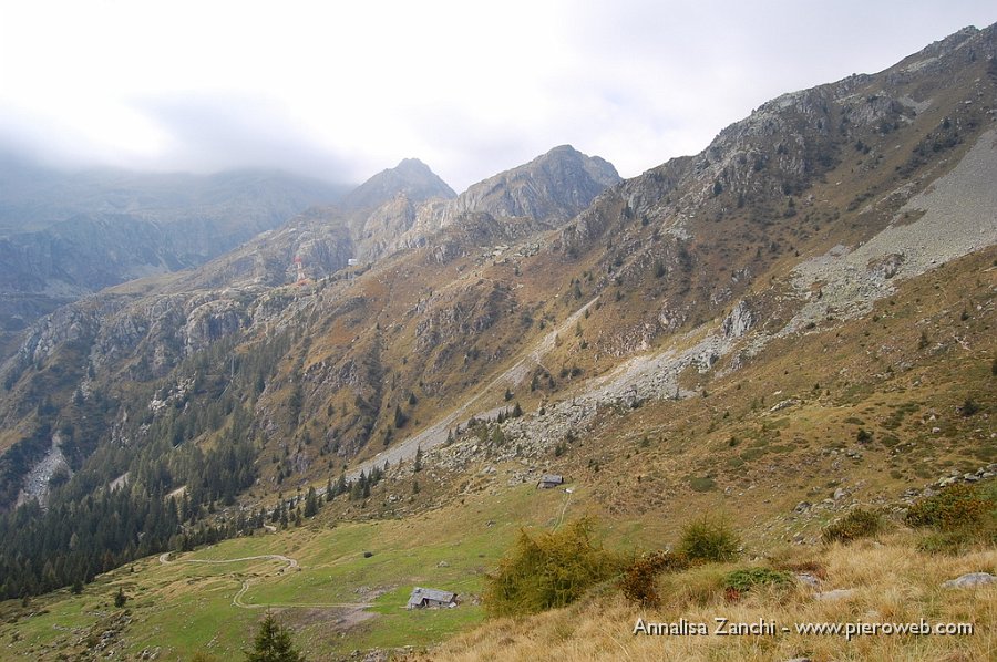 29 Sguardo verso la zona dei laghi da sopra le baite d'Agnone.JPG